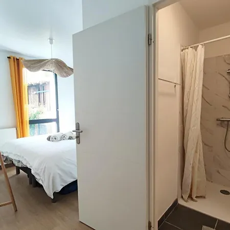 Spacious With Garden And Parking Slot